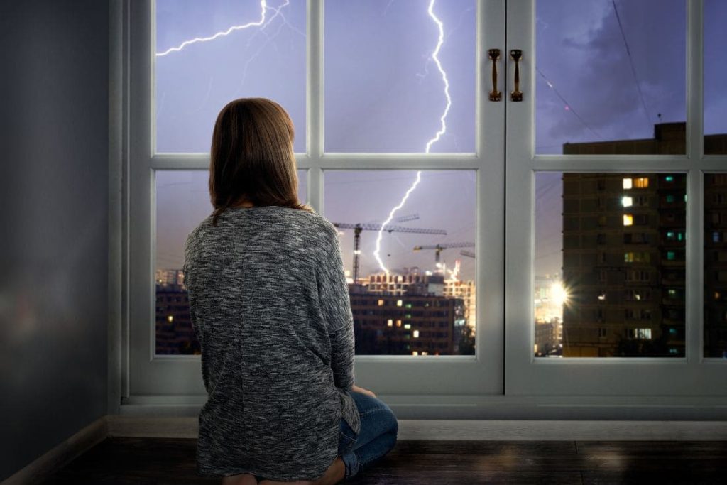 aparelhos-eletronicos-saiba-como-protege-los-durante-as-chuvas-e-tempestades