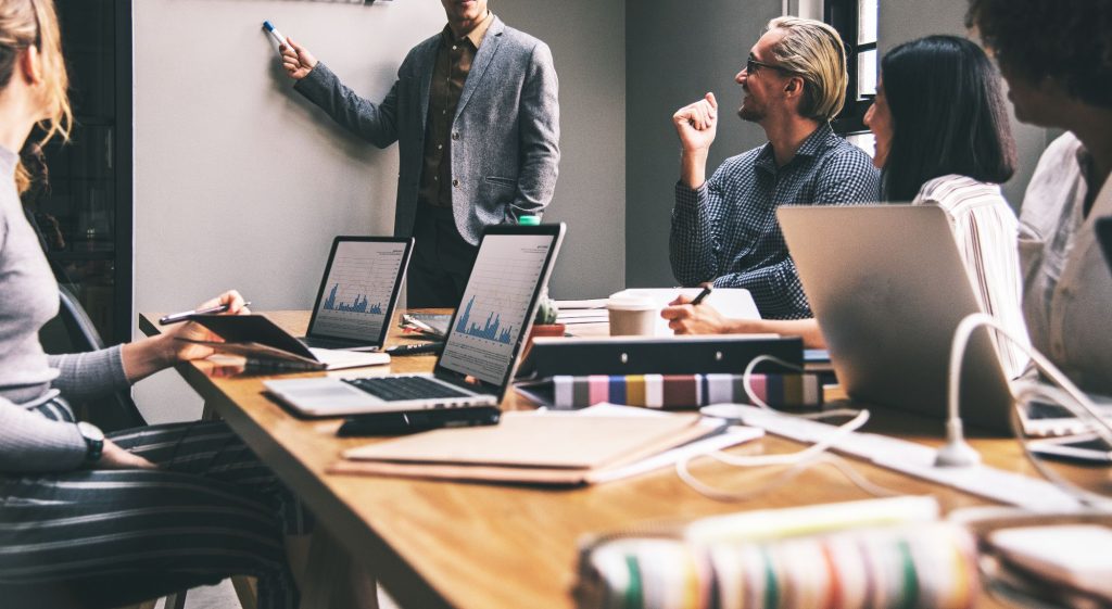 grupo-de-pessoas-diversas-tendo-uma-reuniao-de-negocios-1