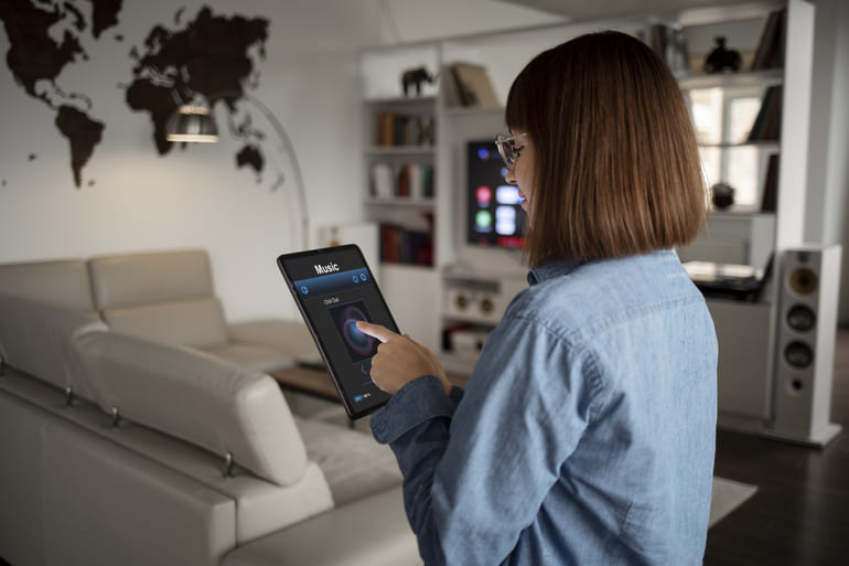 mulher-jovem-usando-tecnologia-domestica