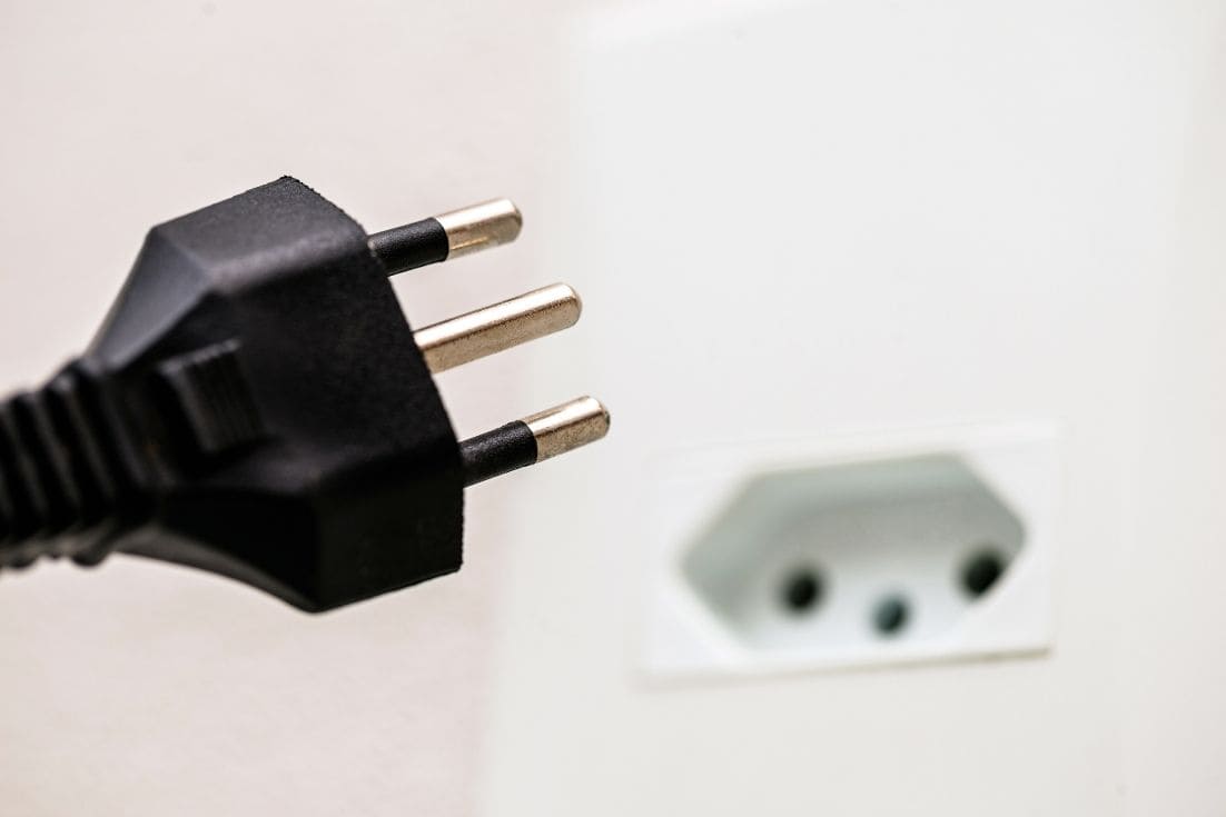 nobreak-ele-pode-ser-ligado-em-qualquer-tomada