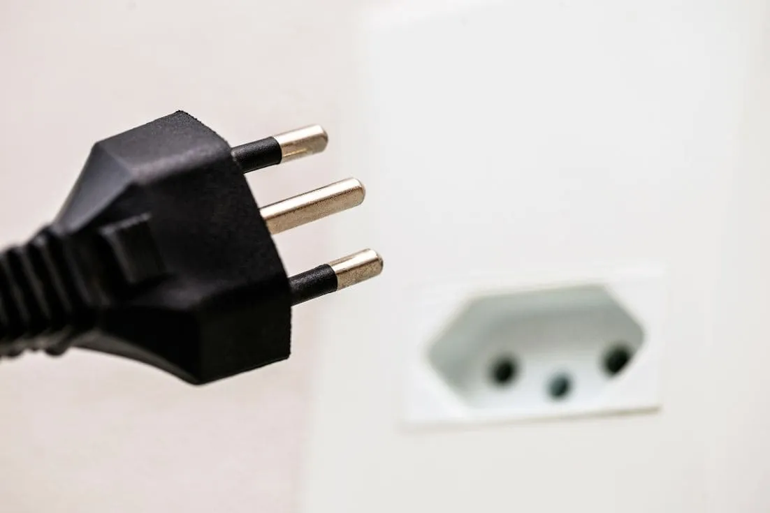 nobreak-ele-pode-ser-ligado-em-qualquer-tomada