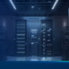 Data center com racks de servidores iluminados em ambiente refrigerado