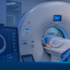 Profissional de saúde operando tomógrafo em sala de exames — proteção com nobreak online NHS