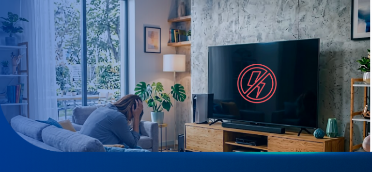 Pessoa sentada no sofá com TV exibindo símbolo de energia bloqueada — representa oscilações elétricas