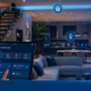 Mulher controlando casa inteligente por tablet — nobreak NHS para automação residencial e IoT